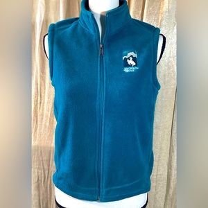 White Sierra fleece vest with pockets. L